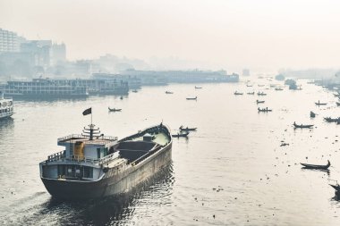 Dhaka şehri bangladeş 'in Sadarghat limanındaki Buriganga Nehri' nde bir gemi.