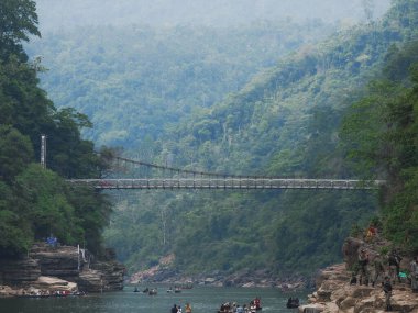 Dağlardaki nehrin güzel manzarası