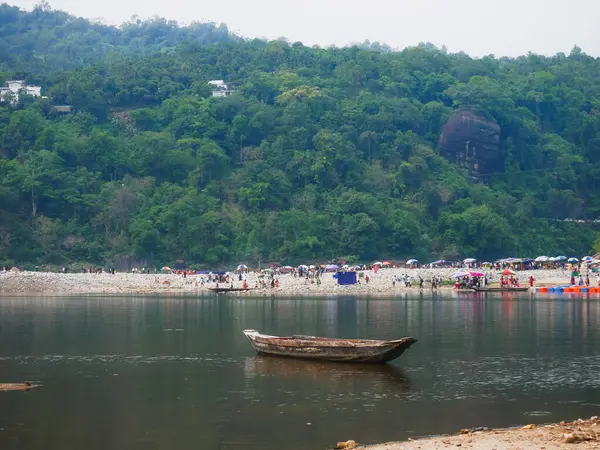 Dağlarda nehri olan güzel bir manzara.