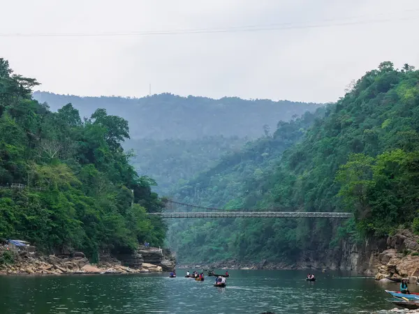 Dağlarda nehri olan güzel bir manzara.