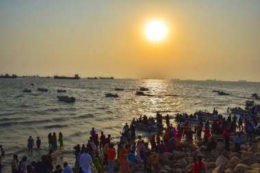 Denizin üzerinde güzel bir gün batımı