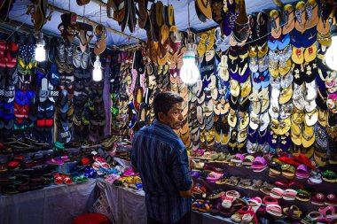 Markette geleneksel Tayland tarzı kıyafetler.