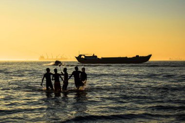 Sahilde bir kadının silueti.