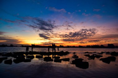 Sahilde güzel bir gün batımı
