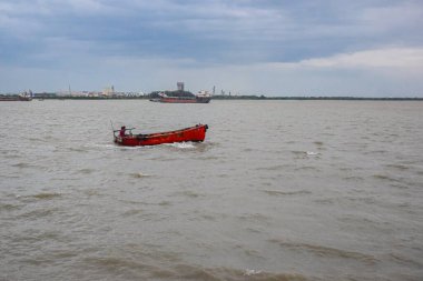 Deniz manzarası ve kırmızı bir tekne. .
