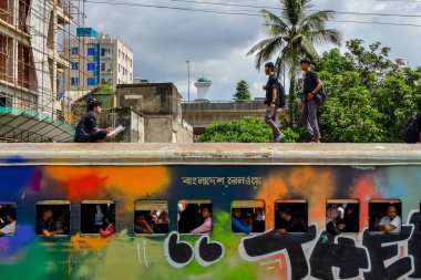 Chittagong Üniversitesi 'nde öğrenciler için ulaşım hizmetleri vardır. Öğrenciler Mekik ve DEMU trenleriyle Üniversite Kampüsü 'ne gidebilirler.. 