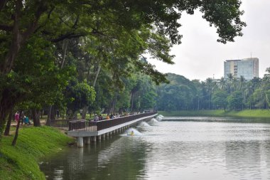 Tayland şehrindeki parkta.