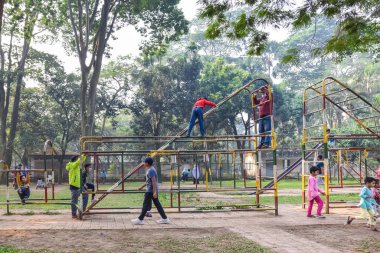 İnsanlar parkta oyun oynuyorlar.