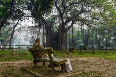 Parkta bankta oturan kadın..