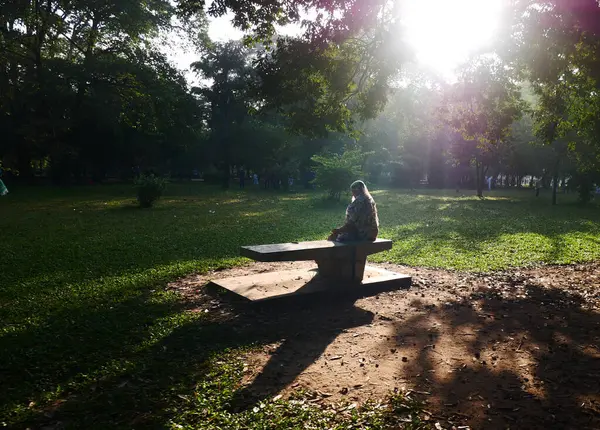 Sabah parkta bir kadın.