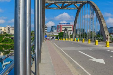 Hatirjheel 'deki Dhaka şehrinde nehir üzerinde bir köprü.. 
