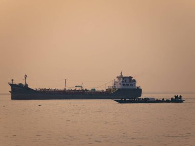 Denizdeki kargo gemisi.