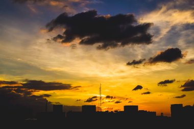 Şehrin üzerinde gün batımı ve güzel sıcak gökyüzü.