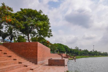 Sabahları göl manzarası.