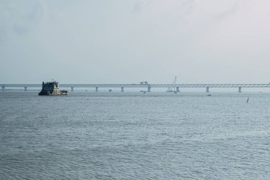 Sabah nehrin üzerindeki köprüde.