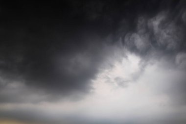 Fırtınalı bulutlu dramatik gökyüzü