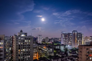 Bangladeş 'in Dhaka şehrinin gece manzarası.