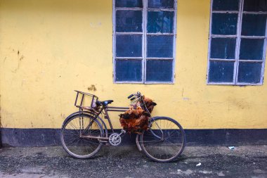 Şehirde eski bir bisiklet.