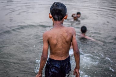 Çocuklar suda yüzüyor ve banyo yapıyor.. 