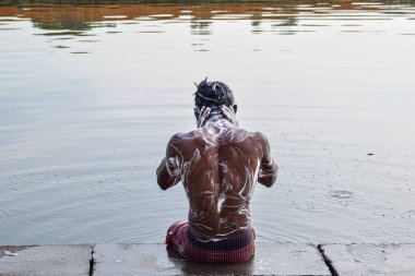 Havuzda su sıçratan bir adam var.