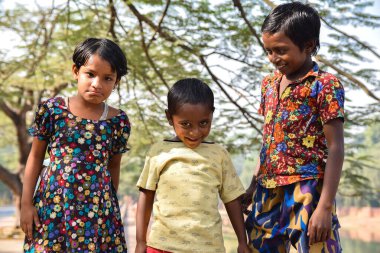 Köyde üç kız var.