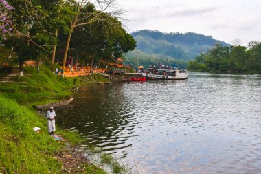 Parktaki nehrin güzel manzarası