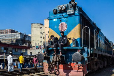 Dhaka tren istasyonunda bir yolcu treni.