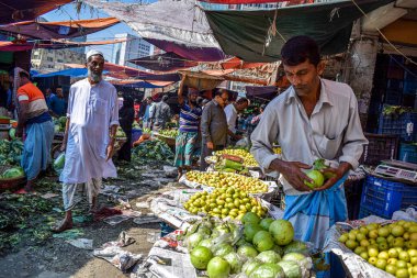 Bangladeş, Dhaka 'daki yerel meyve pazarı