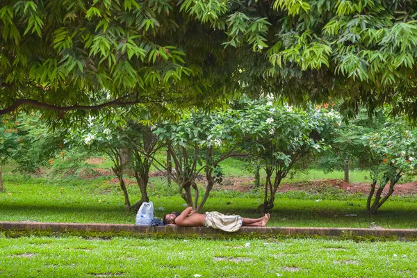 Parktaki bankta uyuyan adam.