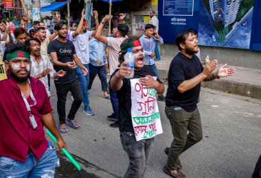 Bangladeş kota reform hareketi ve Bangladeş 'te hükümet karşıtı demokrasi yanlısı bir protesto. İnsanlar Başbakan Şeyh Hasina 'nın istifasını kutluyor.