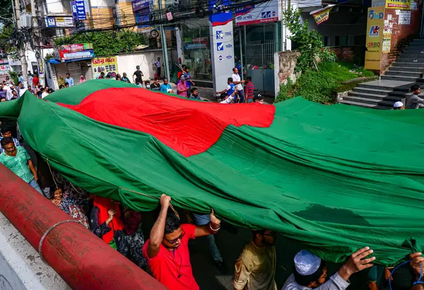 Bangladeş kota reform hareketi ve Bangladeş 'te hükümet karşıtı demokrasi yanlısı bir protesto. İnsanlar Başbakan Şeyh Hasina 'nın istifasını kutluyor.