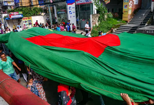 Bangladeş kota reform hareketi ve Bangladeş 'te hükümet karşıtı demokrasi yanlısı bir protesto. İnsanlar Başbakan Şeyh Hasina 'nın istifasını kutluyor.