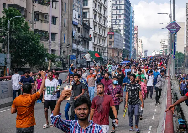 Bangladeş kota reform hareketi ve Bangladeş 'te hükümet karşıtı demokrasi yanlısı bir protesto. İnsanlar Başbakan Şeyh Hasina 'nın istifasını kutluyor.