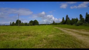 Posta kutusu olan kırsal alan, havadaki bir dron tarafından sorunsuz bir şekilde yakalandı.