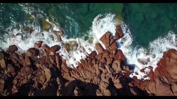 Середземне Море Чистою Водою Мальовничими Скелями Плавно Захопленими Повітря — стокове відео
