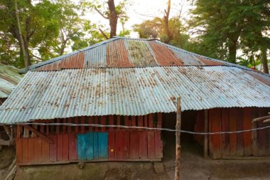 Eski çinko bir kulübe.