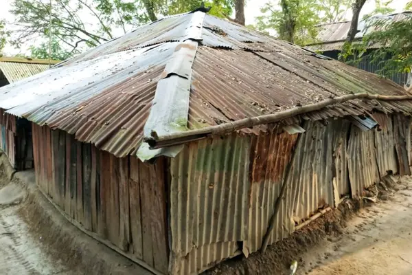 Eski çinko bir kulübe.