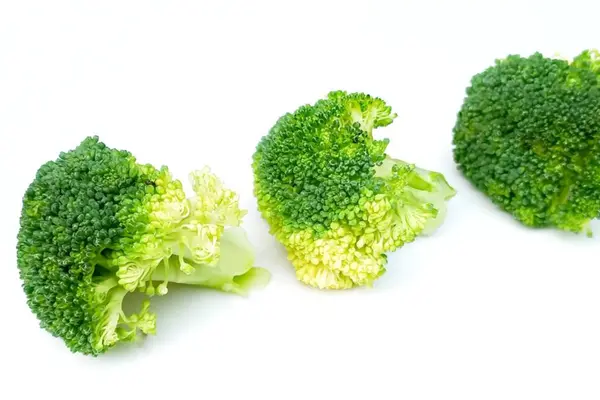 Beyaz arkaplanda izole edilmiş taze brokoli