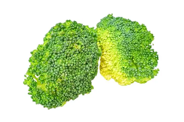 Beyaz arkaplanda izole edilmiş taze brokoli