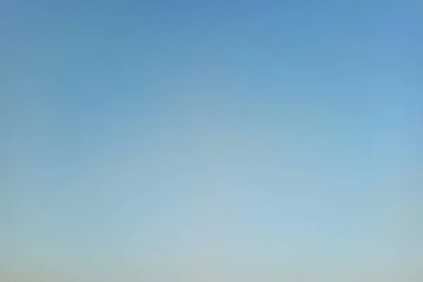 arka plan mavi gökyüzünde bulutlar olmadan