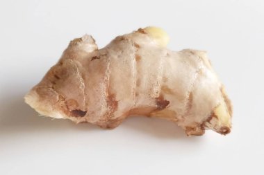 Beyaz arka planda izole edilmiş taze kızıl