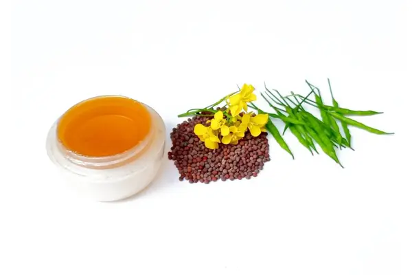 Hardal çiçeği tohumu, kara hardal tohumu, hardal yağı, beyaz arka planda izole edilmiş.