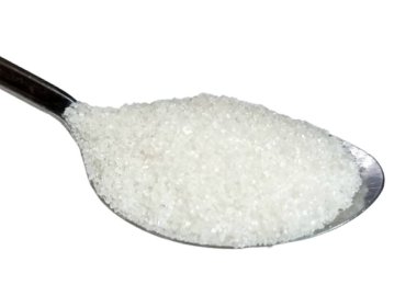 Beyaz arkaplanda izole edilmiş çay kaşığı şeker