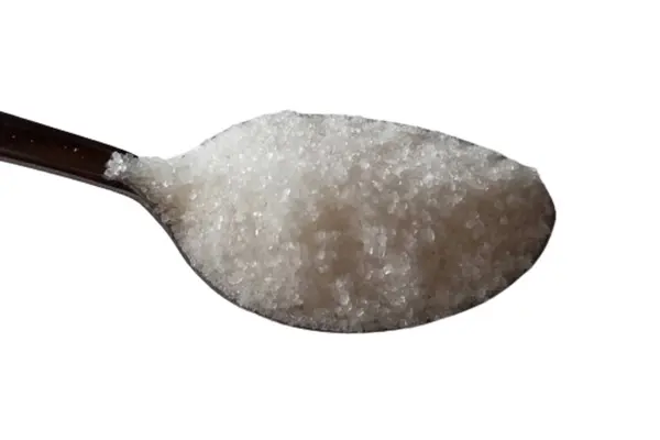 Beyaz arkaplanda izole edilmiş çay kaşığı şeker