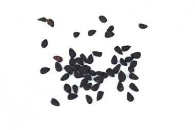 Siyah kimyon tohumları beyaz arkaplanda izole edilmiş