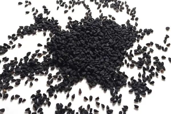 Siyah kimyon tohumları beyaz arkaplanda izole edilmiş