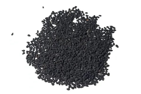 Siyah kimyon tohumları beyaz arkaplanda izole edilmiş