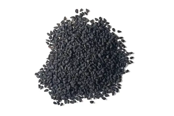 Siyah kimyon tohumları beyaz arkaplanda izole edilmiş