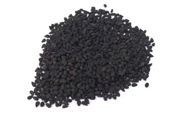 Siyah kimyon tohumları beyaz arkaplanda izole edilmiş
