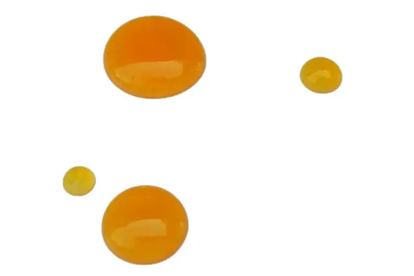 Beyaz arkaplanda izole edilmiş bal